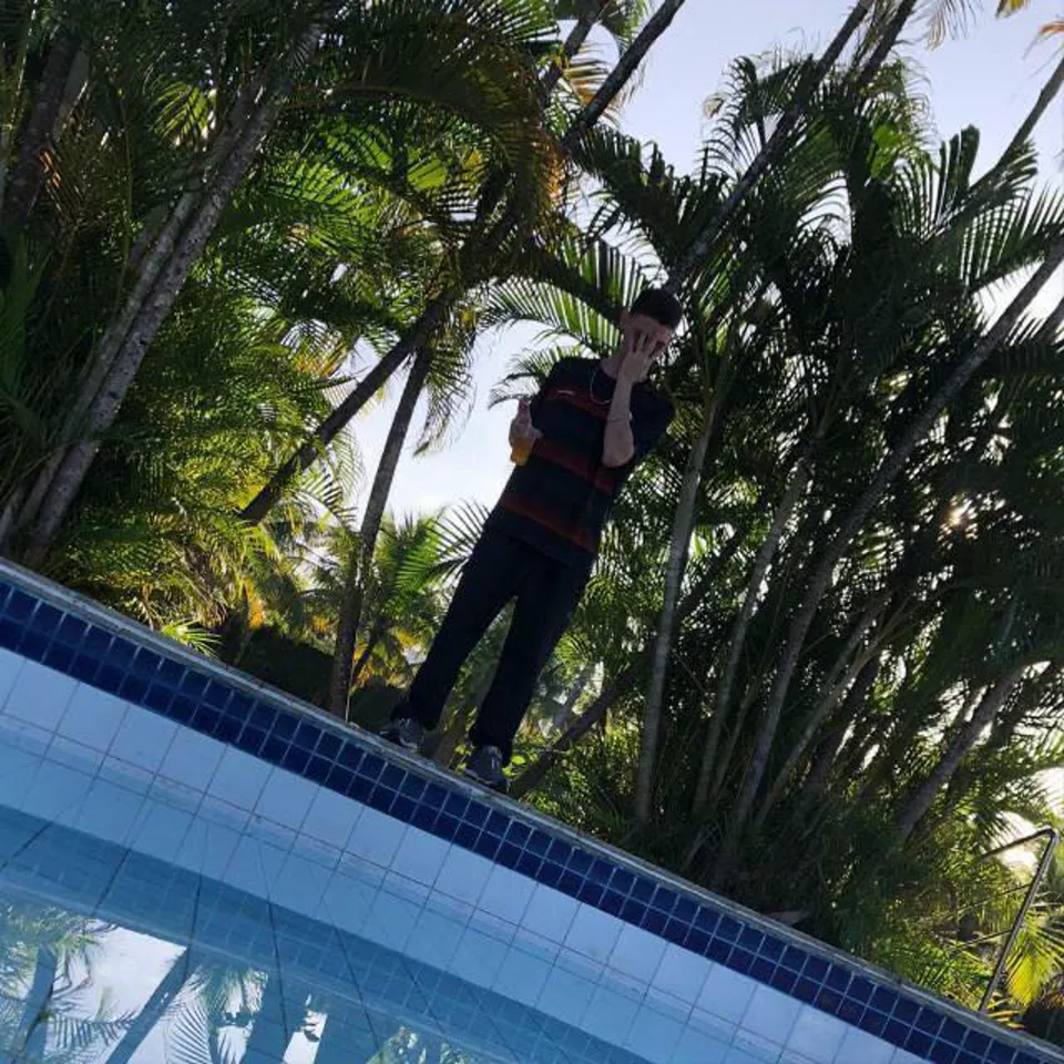João Fuentes ao ar livre, junto a palmeiras